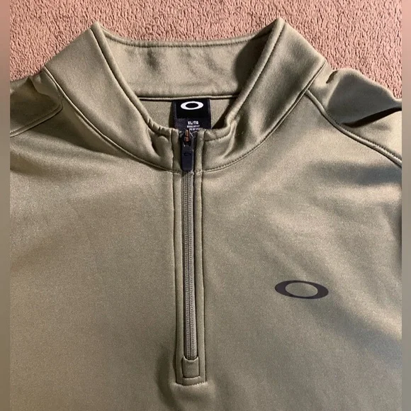 SOLD Oakley Green 1/4 Zip XL Golf Pullover - Picture 3 of 7